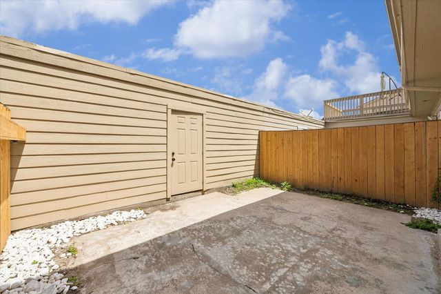 11840 Barryknoll Lane 8, Houston, TX 77024