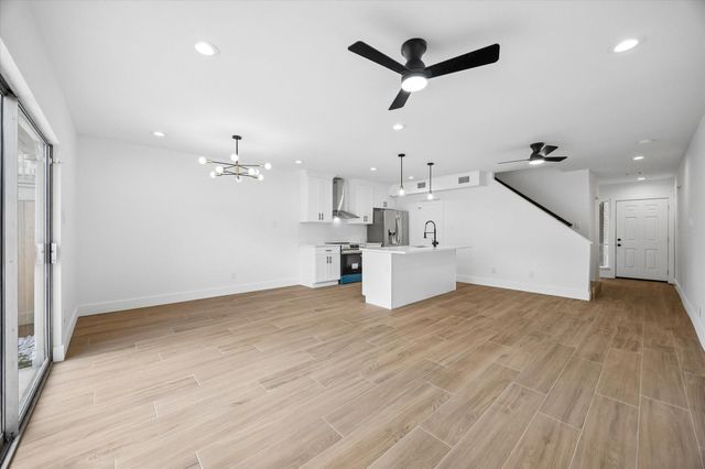 11840 Barryknoll Lane 8, Houston, TX 77024