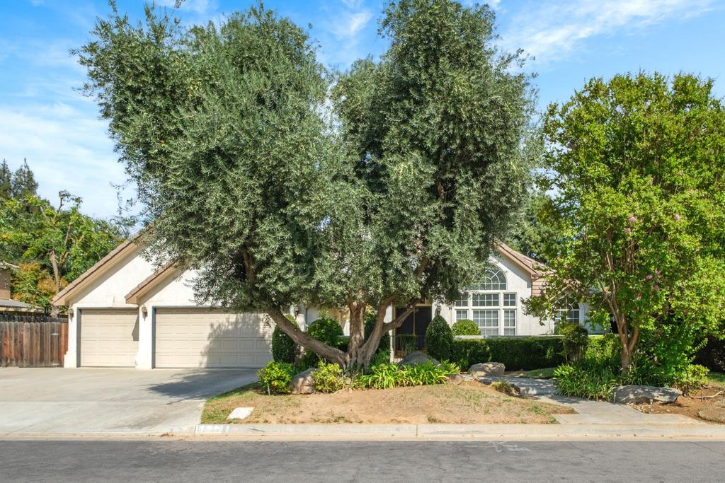 Image 1 of property listing at 6572 N Selland Avenue, Fresno, CA 93711