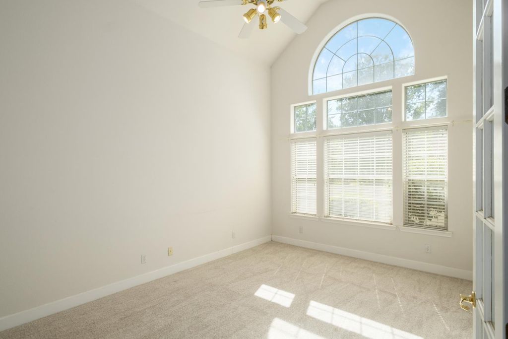 Image 11 of property listing at 6572 N Selland Avenue, Fresno, CA 93711