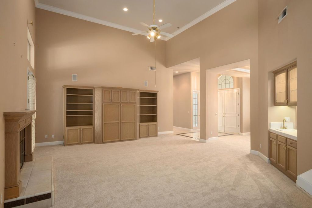 Image 16 of property listing at 6572 N Selland Avenue, Fresno, CA 93711