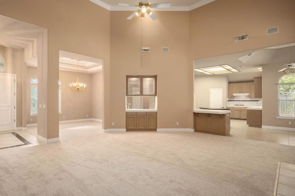 Image 17 of property listing at 6572 N Selland Avenue, Fresno, CA 93711