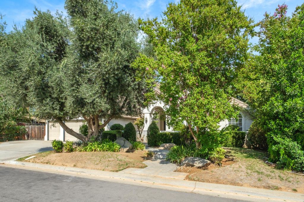 Image 2 of property listing at 6572 N Selland Avenue, Fresno, CA 93711