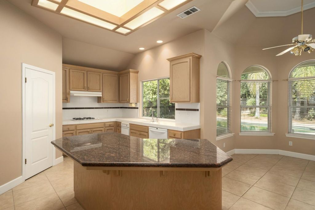 Image 21 of property listing at 6572 N Selland Avenue, Fresno, CA 93711