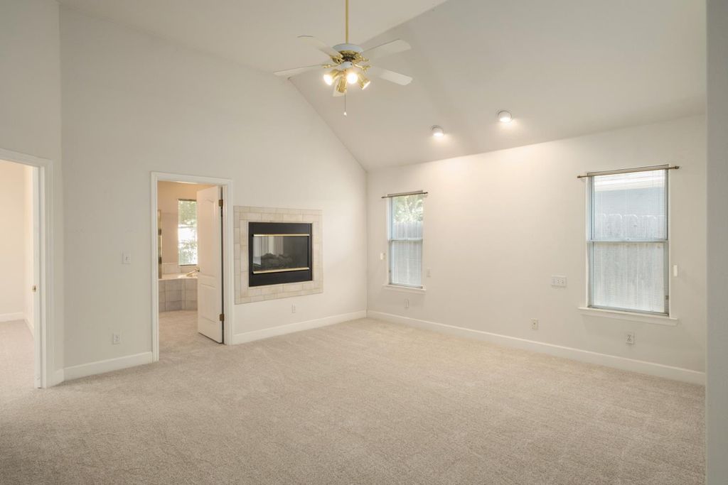 Image 27 of property listing at 6572 N Selland Avenue, Fresno, CA 93711