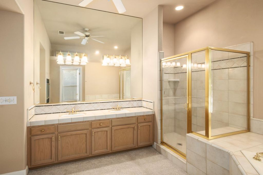 Image 33 of property listing at 6572 N Selland Avenue, Fresno, CA 93711
