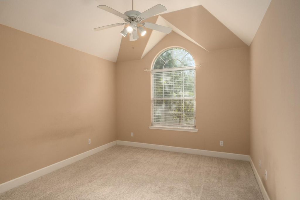 Image 35 of property listing at 6572 N Selland Avenue, Fresno, CA 93711