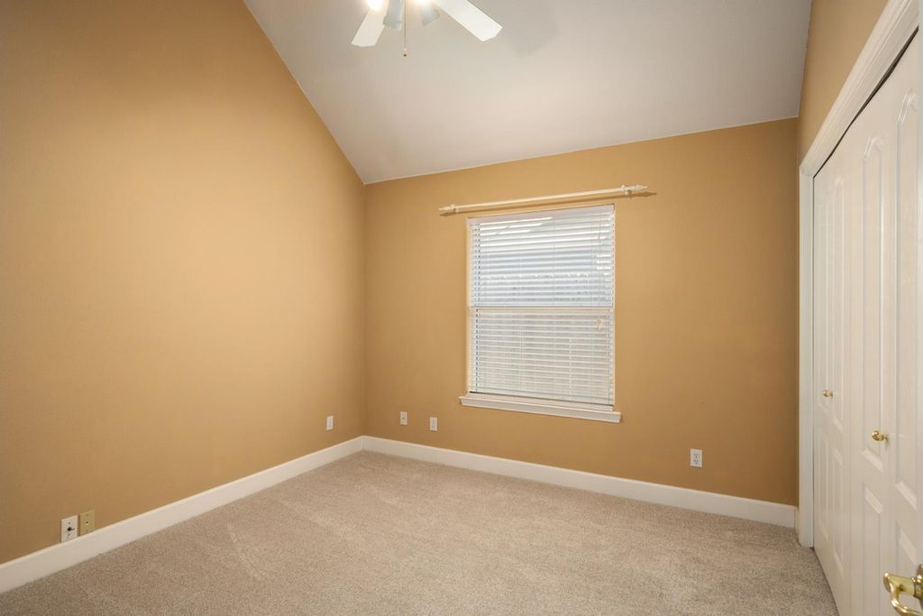 Image 39 of property listing at 6572 N Selland Avenue, Fresno, CA 93711