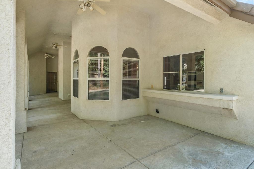 Image 45 of property listing at 6572 N Selland Avenue, Fresno, CA 93711