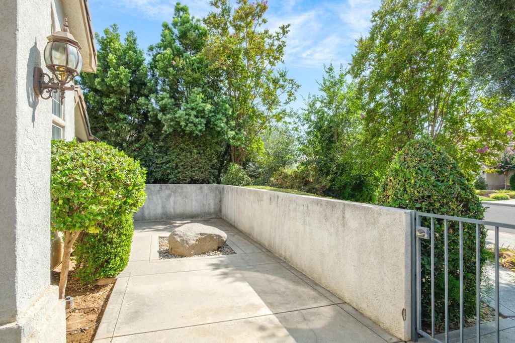 Image 6 of property listing at 6572 N Selland Avenue, Fresno, CA 93711