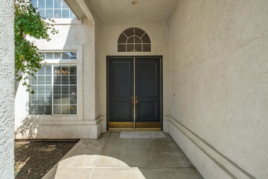 Image 8 of property listing at 6572 N Selland Avenue, Fresno, CA 93711