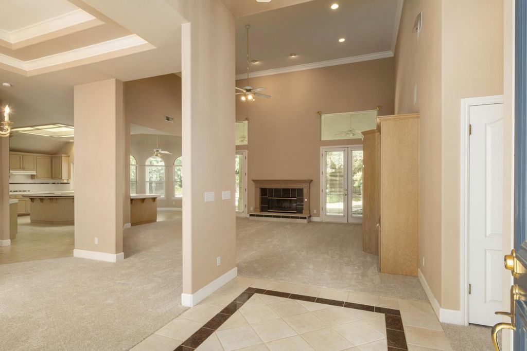 Image 9 of property listing at 6572 N Selland Avenue, Fresno, CA 93711