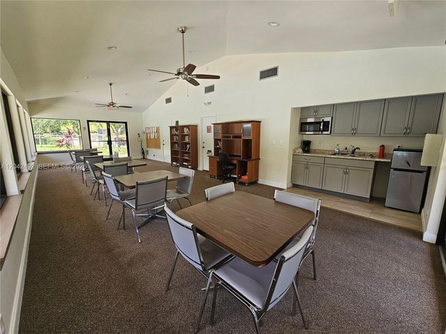 9520 Seagrape Drive 106, Davie, FL 33324
