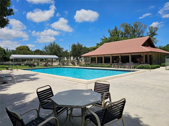 9520 Seagrape Drive 106, Davie, FL 33324