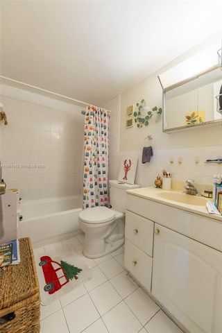 706 NW 87th Ave 212, Miami, FL 33172