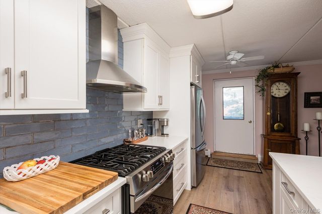 135 Post Avenue 3R, Westbury, NY 11590