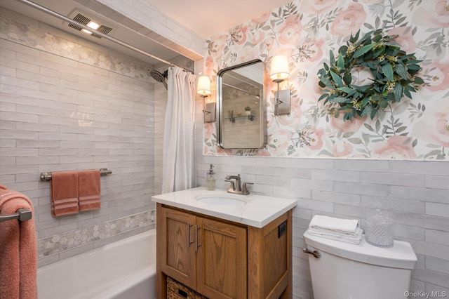 135 Post Avenue 3R, Westbury, NY 11590