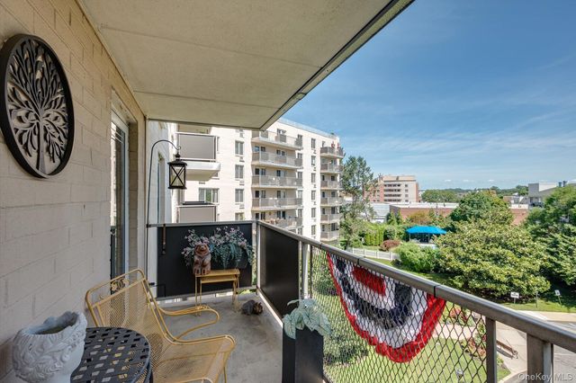 135 Post Avenue 3R, Westbury, NY 11590