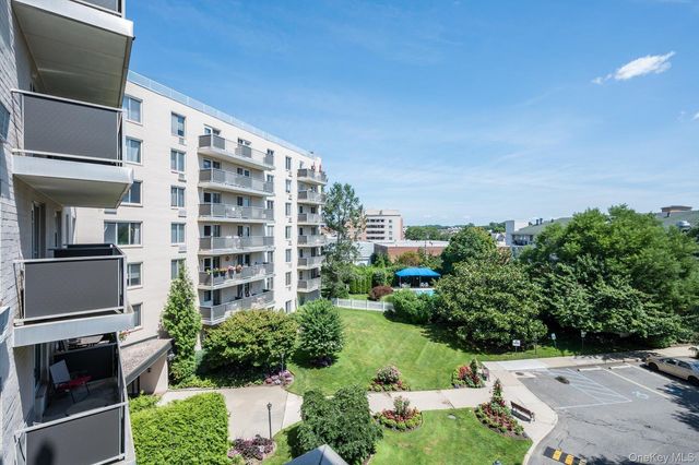 135 Post Avenue 3R, Westbury, NY 11590