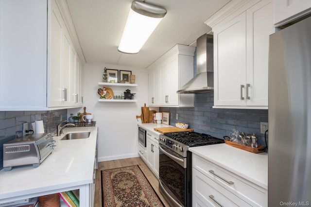 135 Post Avenue 3R, Westbury, NY 11590