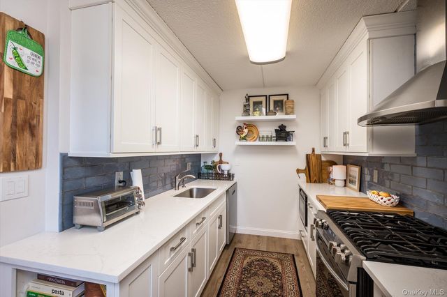 135 Post Avenue 3R, Westbury, NY 11590
