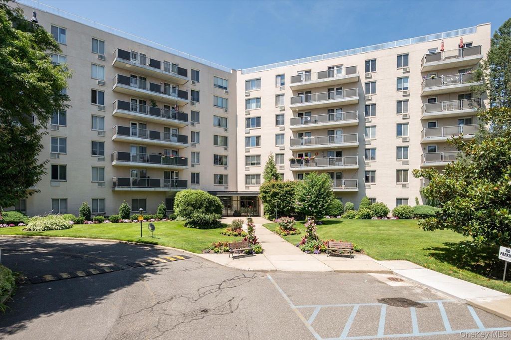 135 Post Avenue 3R, Westbury, NY 11590