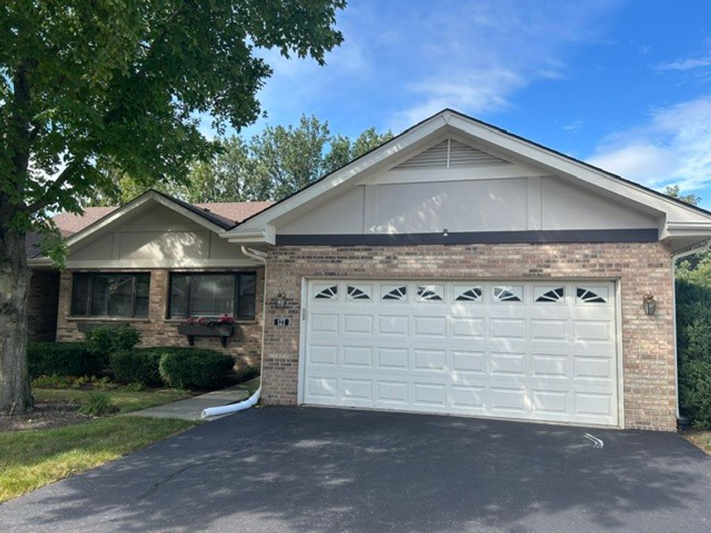 127 Villa Way 127, Bloomingdale, IL 60108