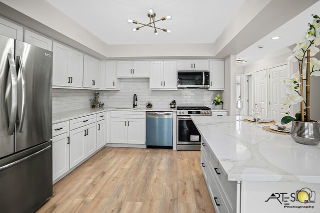 368 Cedar Tree Court, Hoffman Estates, IL 60169