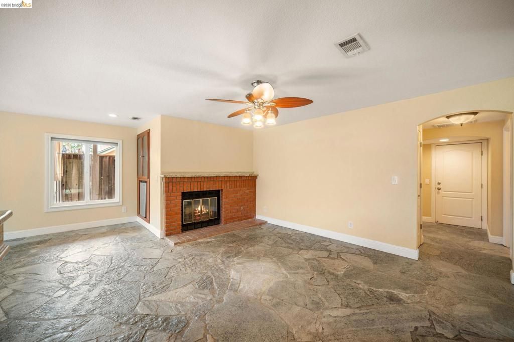 Image 11 of property listing at 2002 Montauk Ct, Discovery Bay, CA 94505