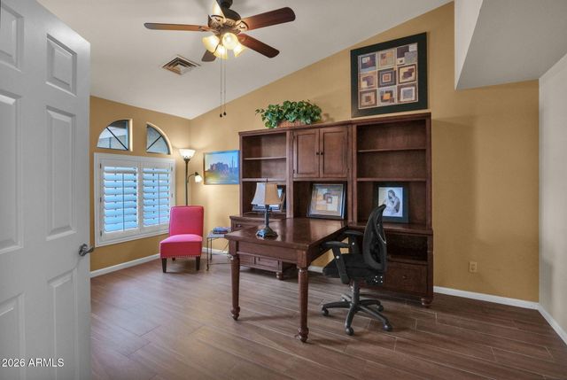 518 S LAGOON Drive, Gilbert, AZ 85233