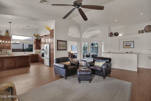 518 S LAGOON Drive, Gilbert, AZ 85233