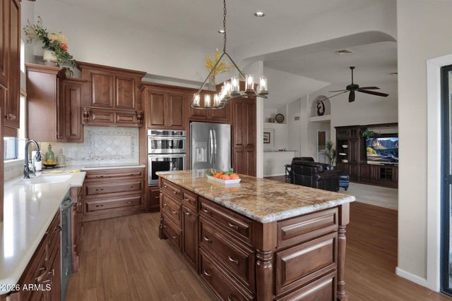 518 S LAGOON Drive, Gilbert, AZ 85233