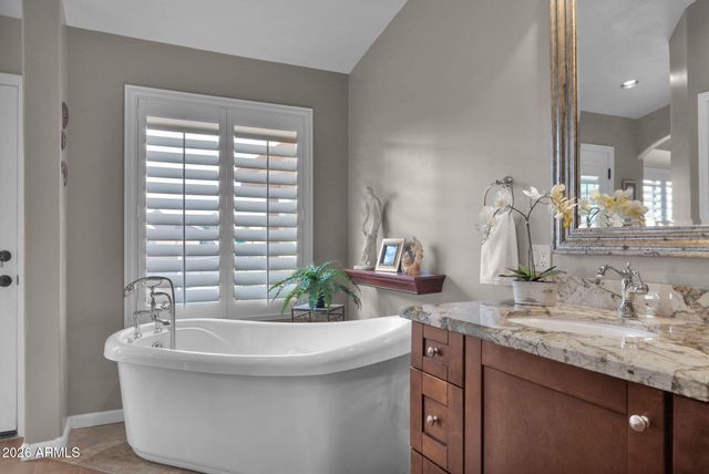 518 S LAGOON Drive, Gilbert, AZ 85233