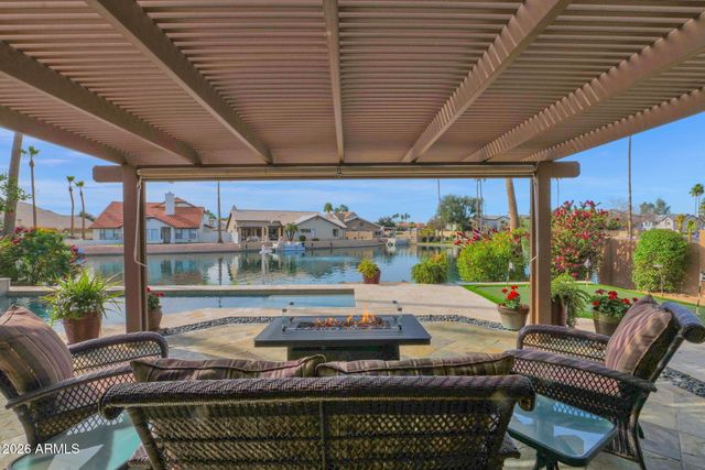 518 S LAGOON Drive, Gilbert, AZ 85233