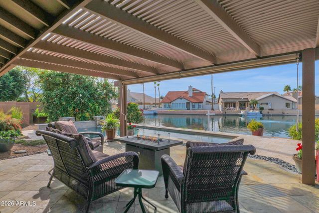 518 S LAGOON Drive, Gilbert, AZ 85233