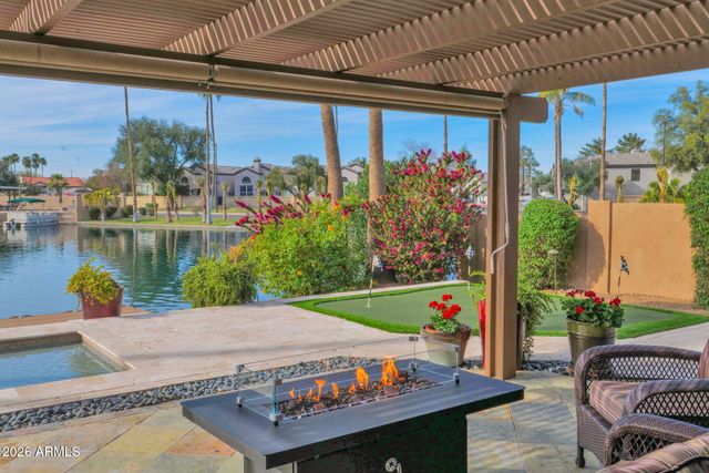 518 S LAGOON Drive, Gilbert, AZ 85233