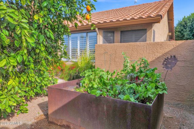 518 S LAGOON Drive, Gilbert, AZ 85233