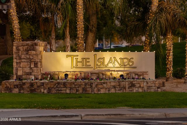 518 S LAGOON Drive, Gilbert, AZ 85233