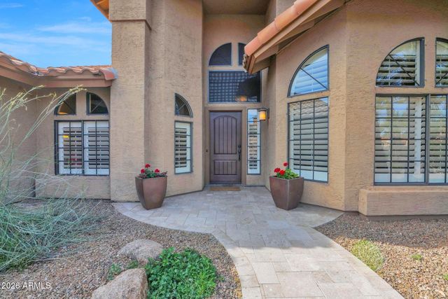 518 S LAGOON Drive, Gilbert, AZ 85233