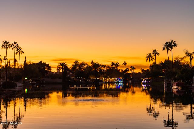 518 S LAGOON Drive, Gilbert, AZ 85233