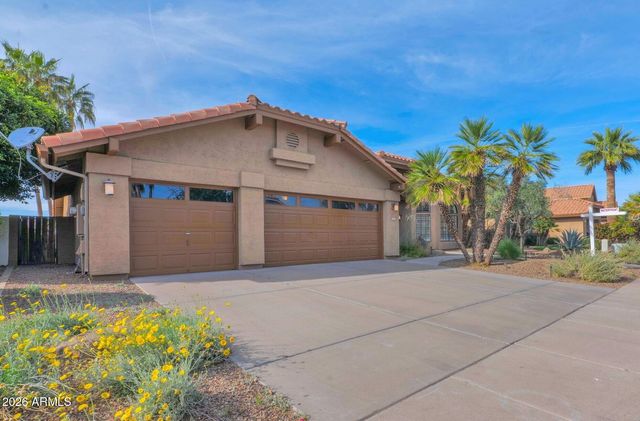 518 S LAGOON Drive, Gilbert, AZ 85233