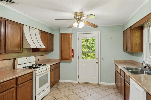 76 Redwood Dr, Agawam, MA 01001