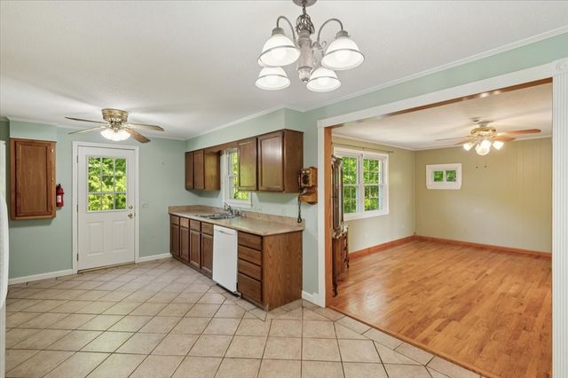 76 Redwood Dr, Agawam, MA 01001