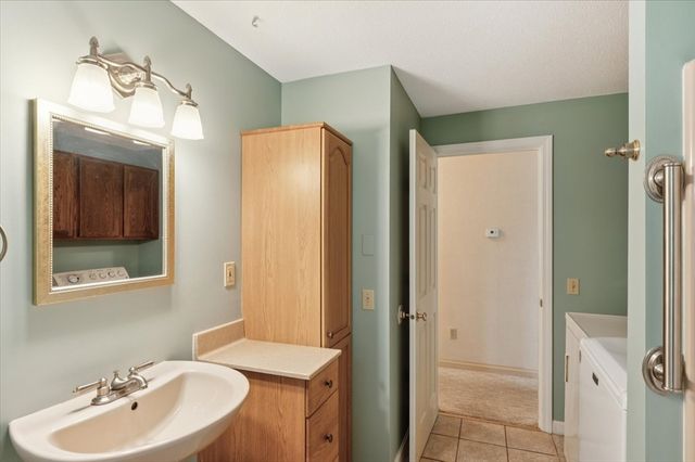 76 Redwood Dr, Agawam, MA 01001