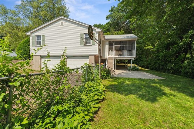 76 Redwood Dr, Agawam, MA 01001