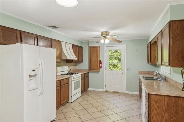 76 Redwood Dr, Agawam, MA 01001