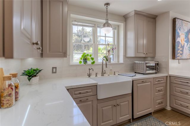 1125 Glenwood Road, Glendale, CA 91202