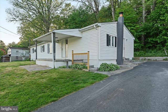 831 DETURKSVILLE RD, Pine Grove, PA 17963
