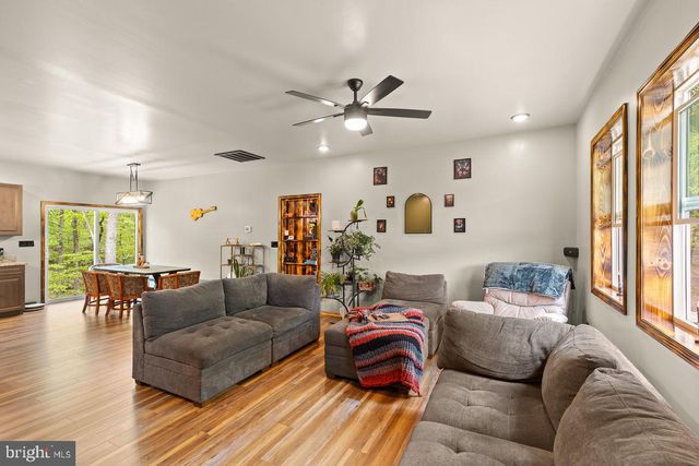 859 HANK LN, Berkeley Springs, WV 25411