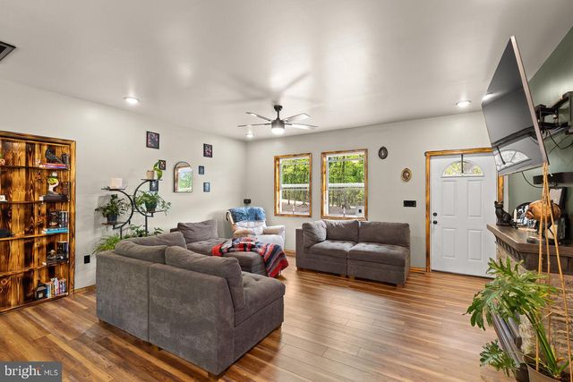 859 HANK LN, Berkeley Springs, WV 25411
